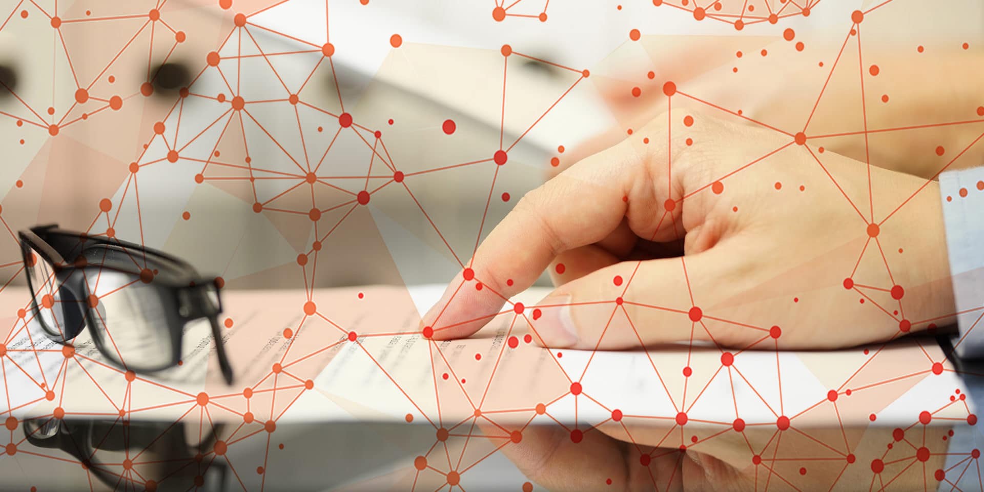 handen die op een blaadje iets aanwijzen